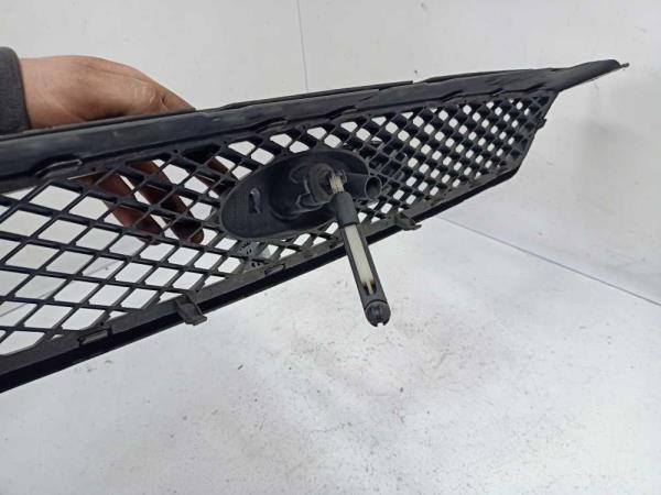 CALANDRE FORD FOCUS 11/04-01/2008  AVEC CLEF - Vue 2